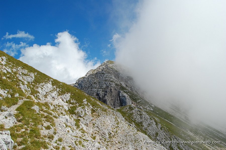 13 La nebbia sta per raggiungere la cima di Menna.JPG